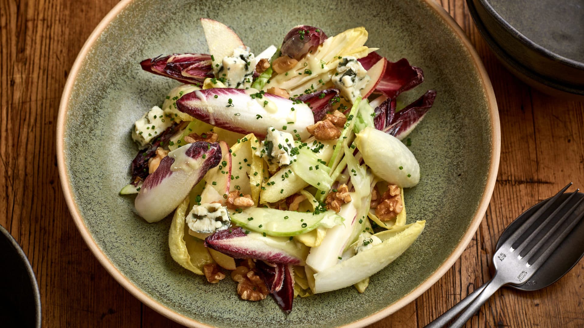 Chicory, walnut, pear and roquefort salad - Step 1