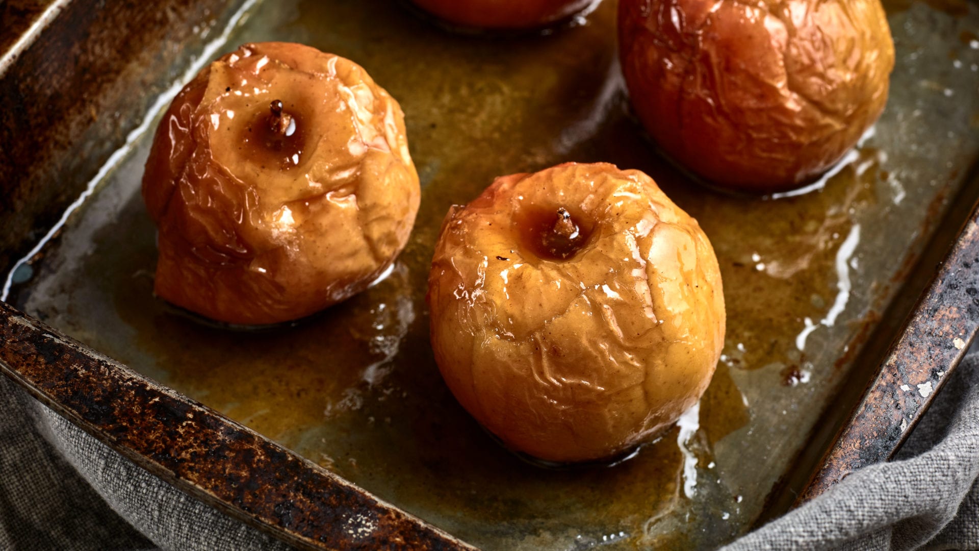 Baked apple with caramel sauce - Step 1
